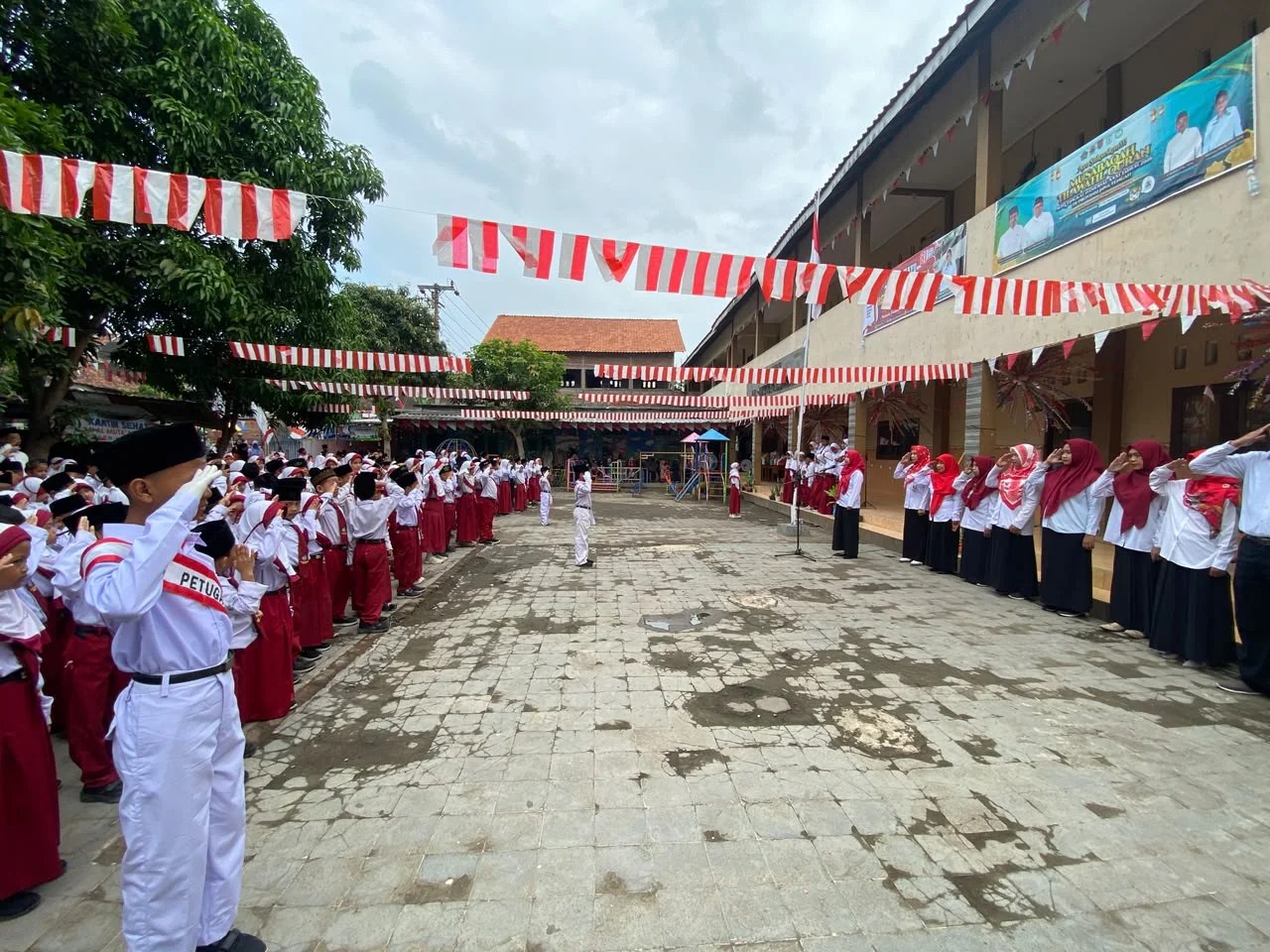 Keluarga Besar RA/MI Al Muta’allimin Gelar Upacara Bendera Dalam Rangka memperingati HUT RI ke 81